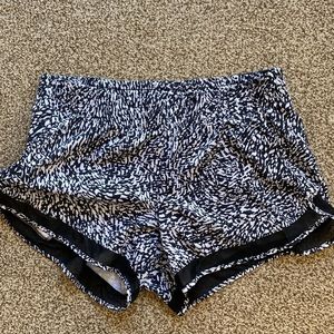 Athleta Mesh Racer Run Short 4” Large